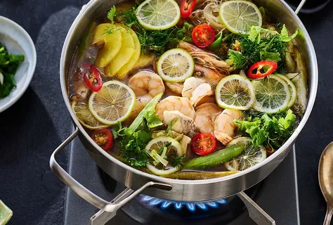 Vietnamesisk lẩu cá chua – hot pot med fisk