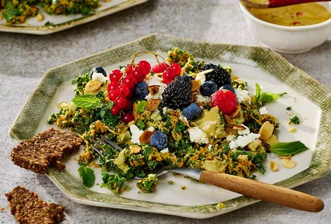 Broccolisalat med grønkål og feta