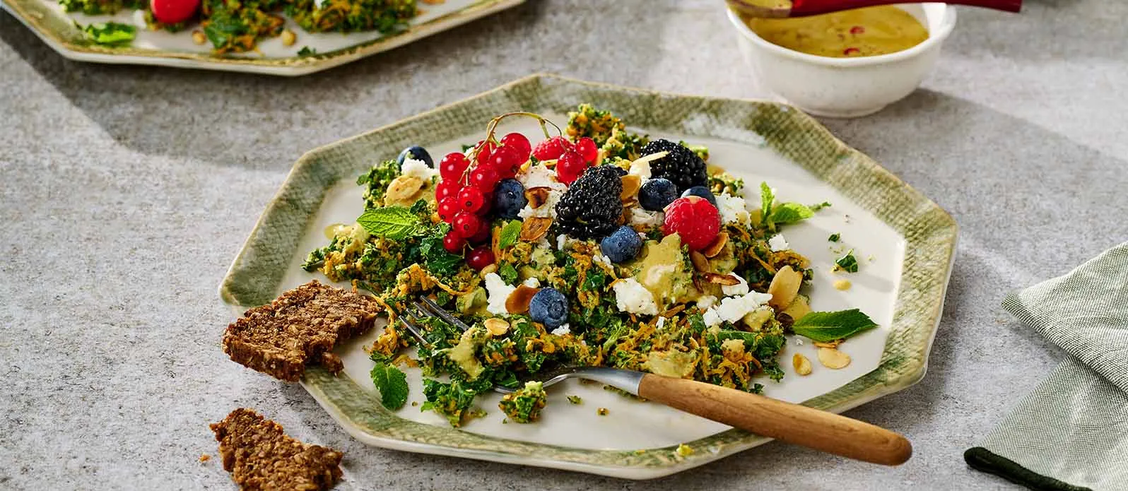 Broccolisalat med grønkål og feta