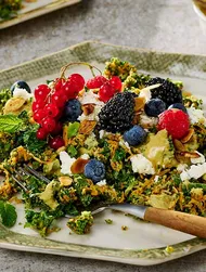 Broccolisalat med grønkål og feta
