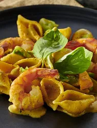Conchiglie med rejer og grøntsager i karryflødesauce