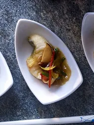 Sandart med grøntsagsstrimler og asiatisk sauce