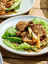 Bulgogi af svinekød på salatblade