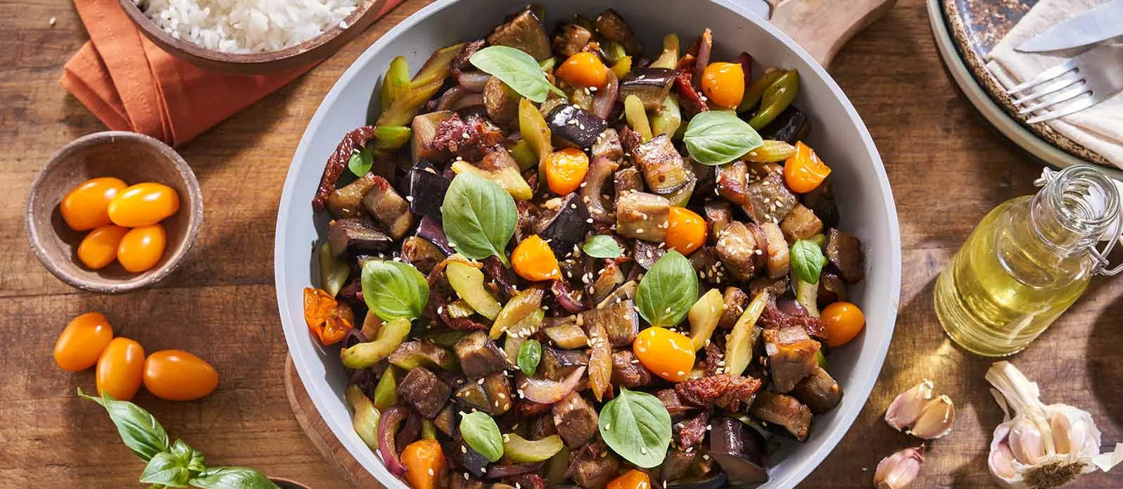 Wokstegt aubergine og soltørrede tomater