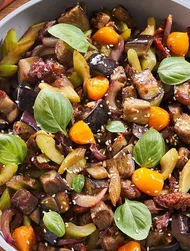 Wokstegt aubergine og soltørrede tomater