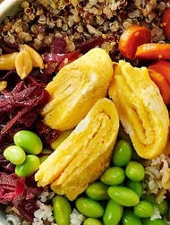 Varm ris & quinoa bowl med omelet og jordnødder