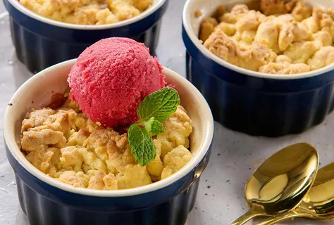 Crumble med pære og æbler med vegansk topping