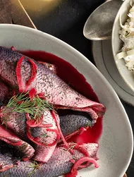 Sømandens favorit: marinerede sild med en salat af æble og selleri og brød