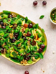Bønnesalat med avocado og druer