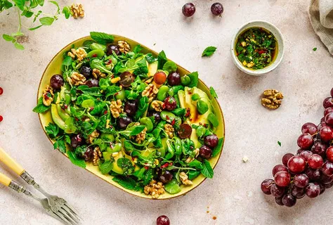 Bønnesalat med avocado og druer