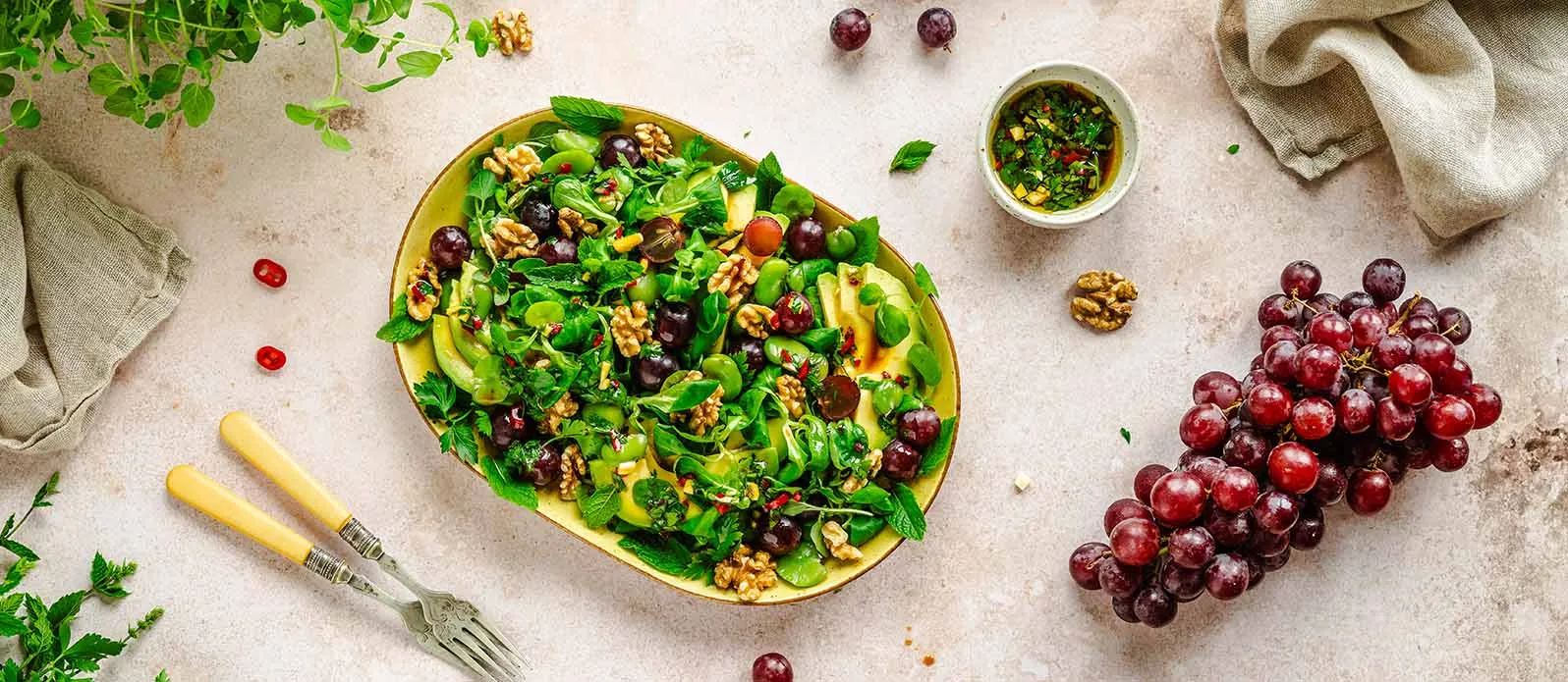 Bønnesalat med avocado og druer