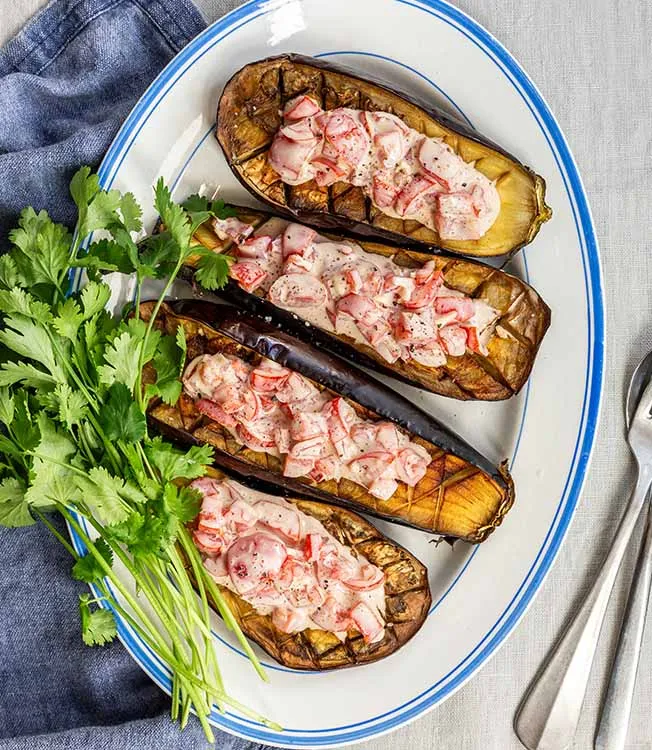 Grillede auberginer med tomat- og sojatopping og frisk koriander