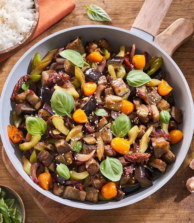 Wokstegt aubergine og soltørrede tomater