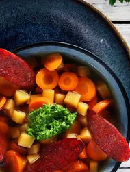 Gulerods-ingefær-gryde med grøn pesto og ristet chorizo
