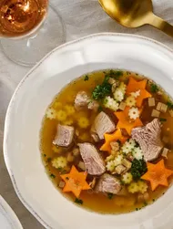 Festlig bohemeagtig suppe med sojasauce