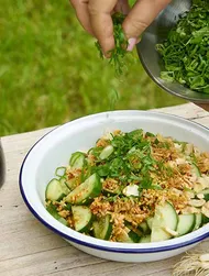 Agurkesalat med nødder, chili og sojasauce