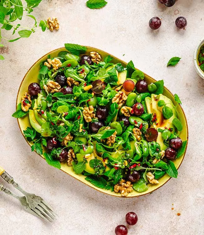 Bønnesalat med avocado og druer
