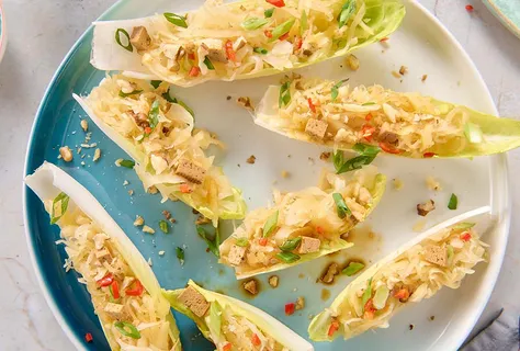 Chicoréeschiffchen mit Sauerkraut & Tofu
