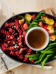Bentoboks med halloumi, pasta og grøntsager