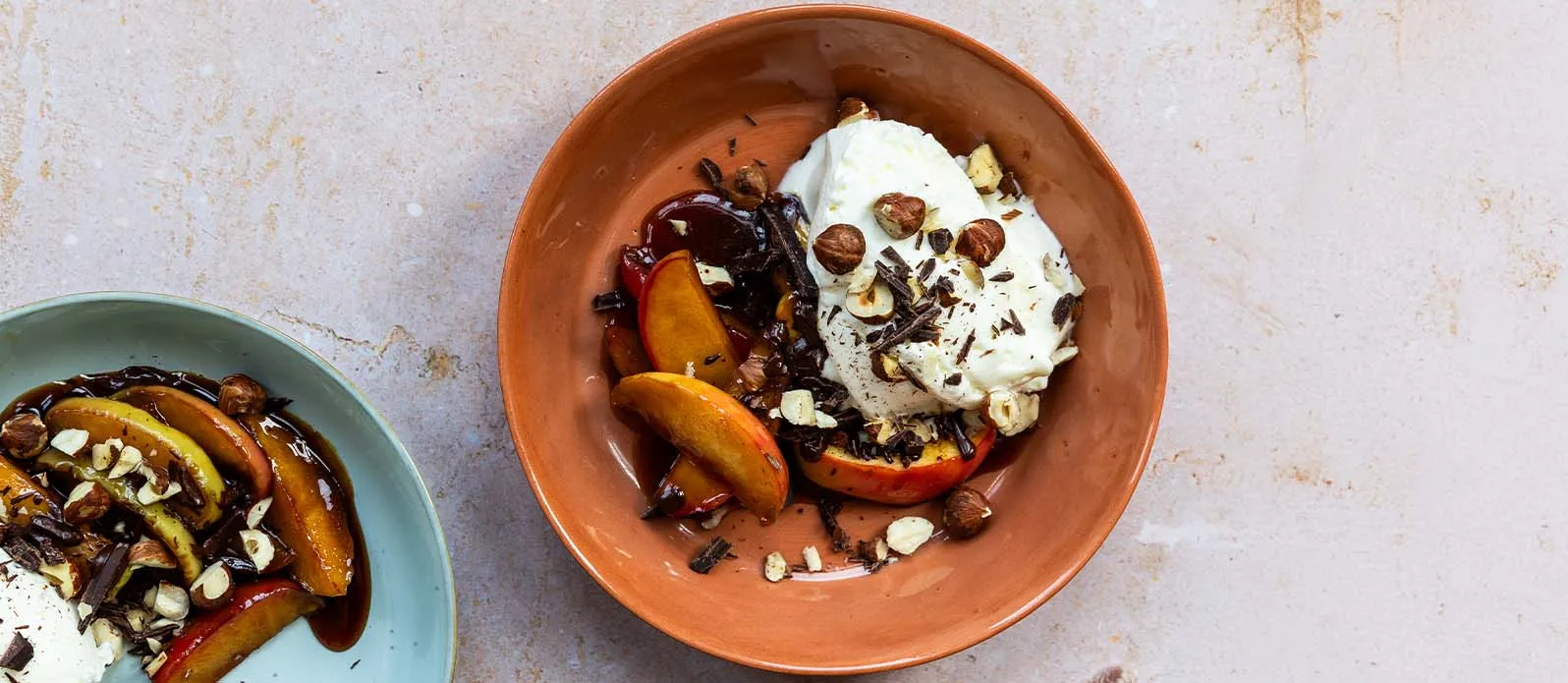 Soja-honning karamelliserede æbler med vaniljeis