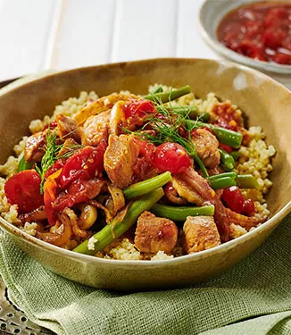 Vitalitets-bowl med kylling, hirse og Kimchi-grøntsager