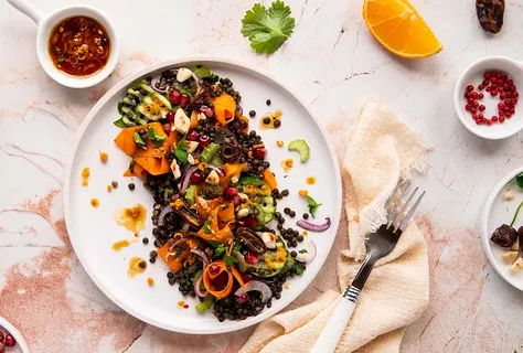 Linsesalat med dadler og citrusdressing