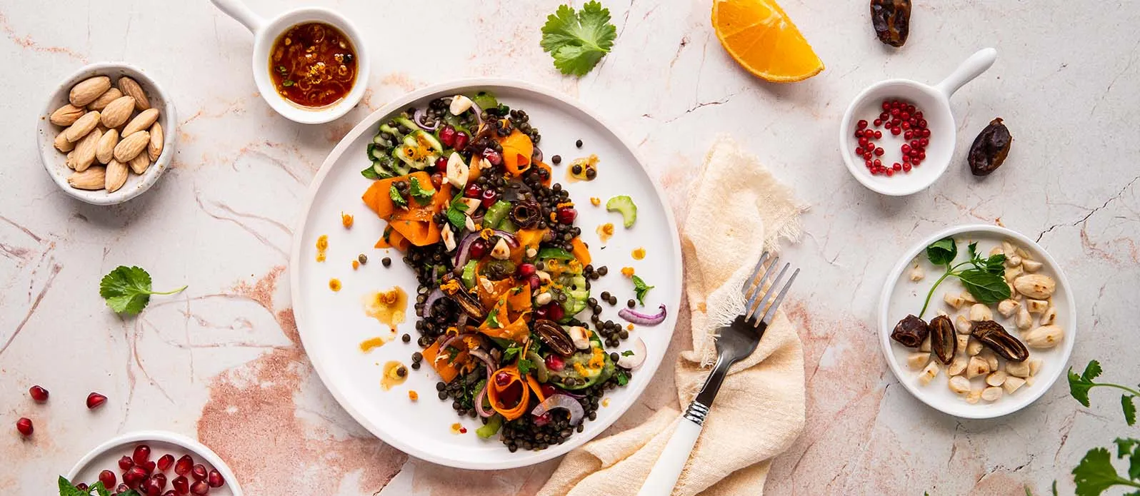 Linsesalat med dadler og citrusdressing