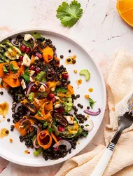 Linsesalat med dadler og citrusdressing