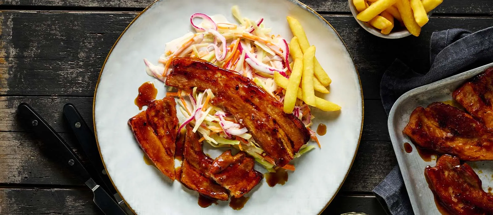 Stegt svinebryst med Teriyaki BBQ-sauce med coleslaw og pommes frites