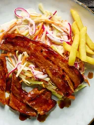 Stegt svinebryst med Teriyaki BBQ-sauce med coleslaw og pommes frites