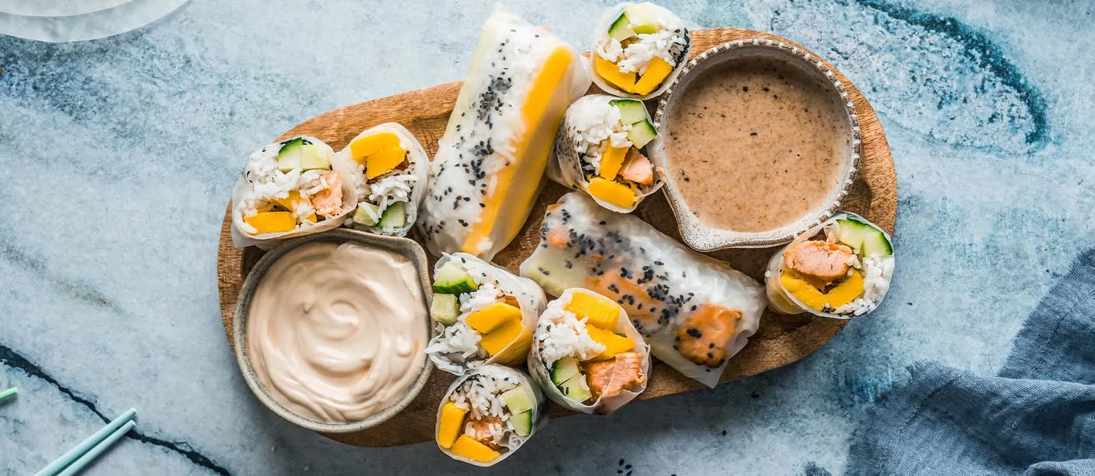 Rispapirruller med bagt laks, mango & ris