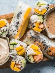 Rispapirruller med bagt laks, mango & ris