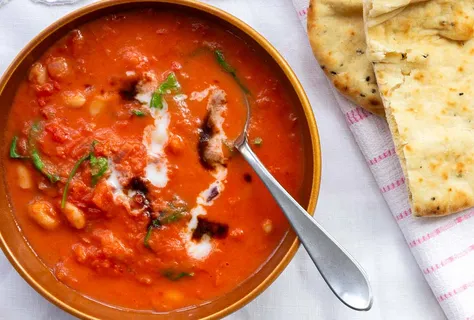 Cremet tomatgryde med hvide bønner og spinat