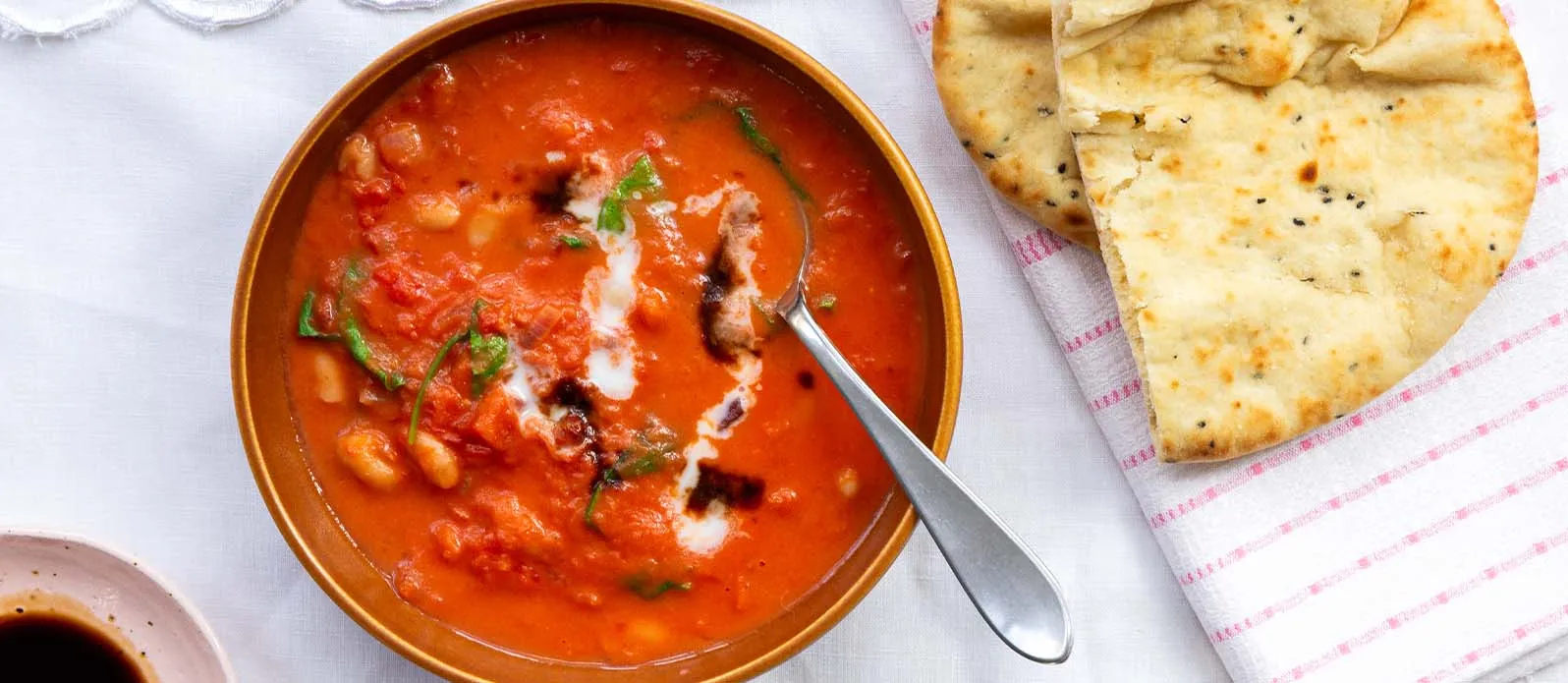 Cremet tomatgryde med hvide bønner og spinat