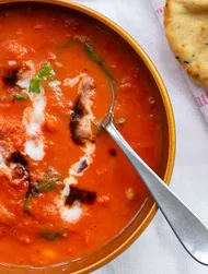 Cremet tomatgryde med hvide bønner og spinat