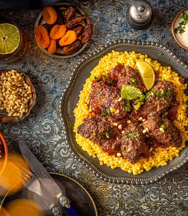 Oksekødskofta i fyldig tomat-sojasauce