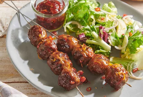 Grillede kødboller med tranebærglace
