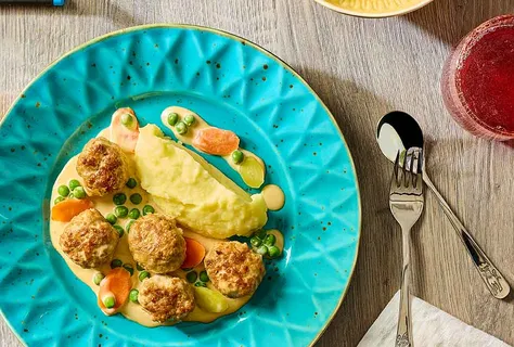 Kødboller i fad med kartoffelmos
