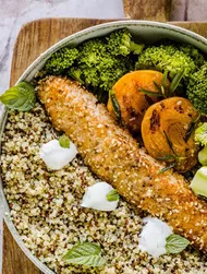 Varm quinoa bowl med sesam-laks og abrikoser