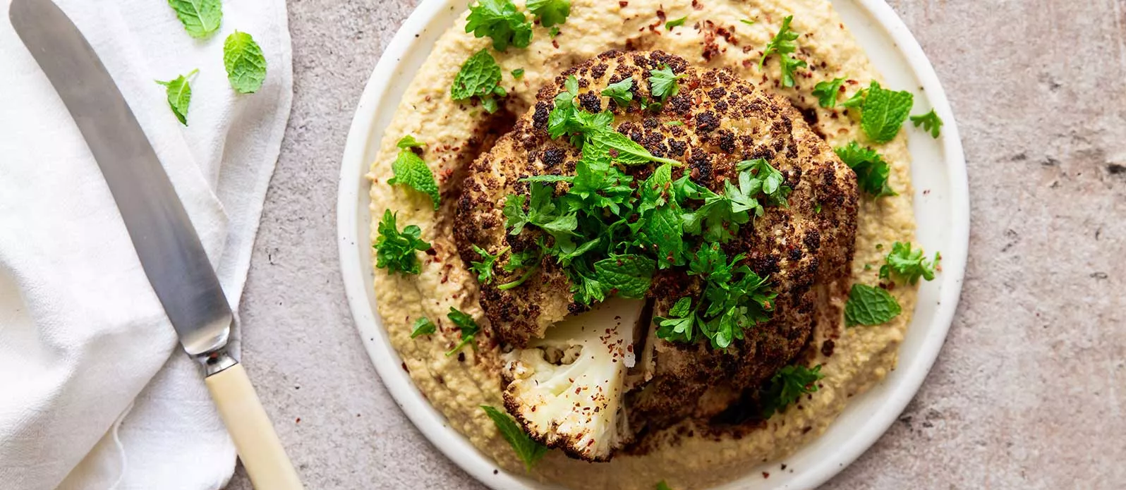 Sojamarineret bagt blomkål med hummus og urter