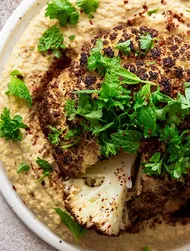 Sojamarineret bagt blomkål med hummus og urter