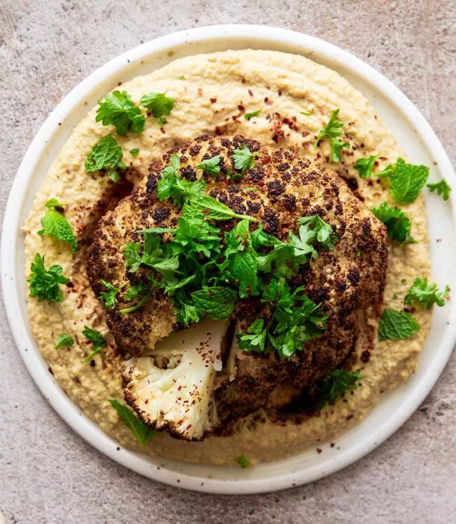 Sojamarineret bagt blomkål med hummus og urter