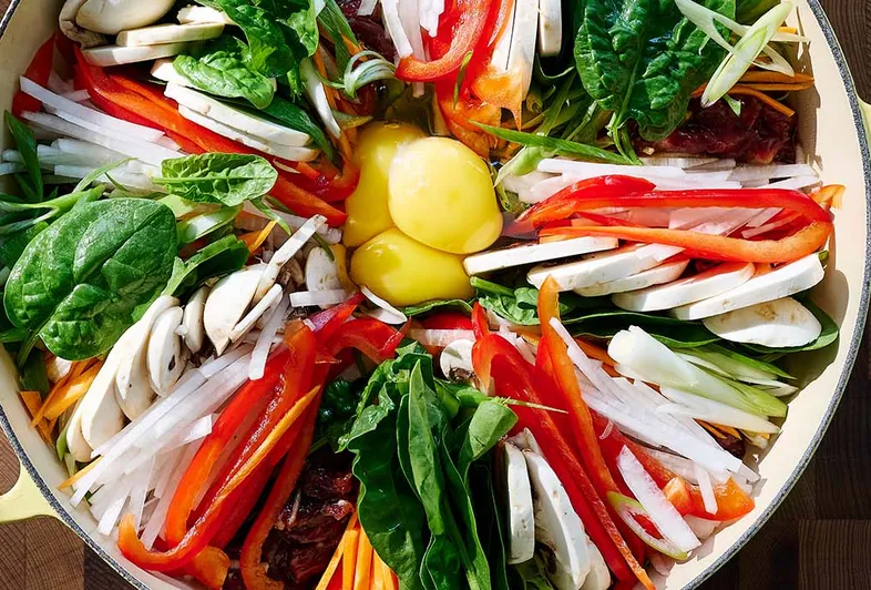 Koreansk jeongol hot pot i sukiyakistil