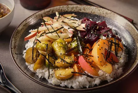 Grøntsags-donburi med frugt og furikake