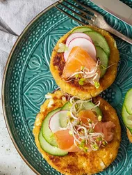 Æg-kartoffel-frikadeller med røget laks