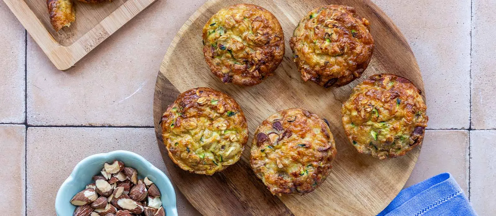 Madmuffins med squash, hakkede mandler, soja og revet ost
