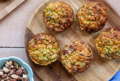 Madmuffins med squash, hakkede mandler, soja og revet ost