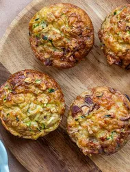 Madmuffins med squash, hakkede mandler, soja og revet ost