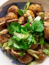 Rustik kartoffelsalat med sesamdressing