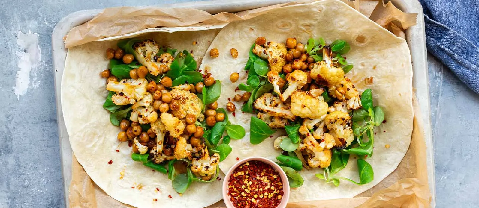 Wraps med blomkål og kikærter i chili-lime-sojadressing